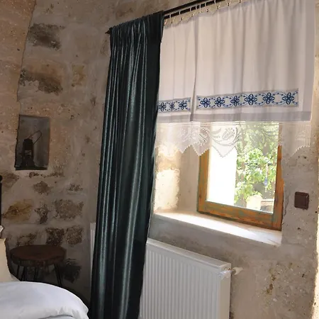 Cemil Koyu Cave House Bed & Breakfast *
