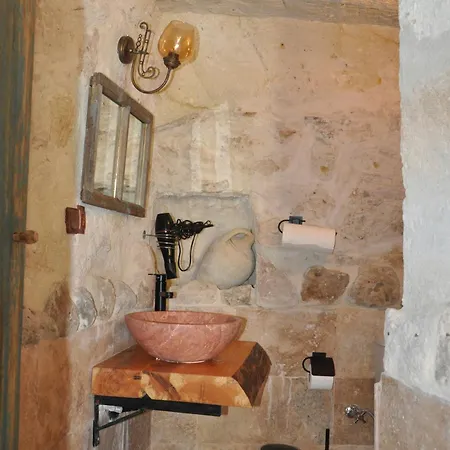 Cemil Koyu Cave House Bed & Breakfast *